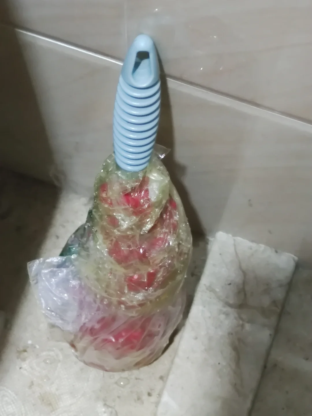 马桶下面烂了一块瓷(马桶下面瓷砖坏了怎么办) 马桶下面烂了一块瓷(马桶下面瓷砖坏了怎么办)