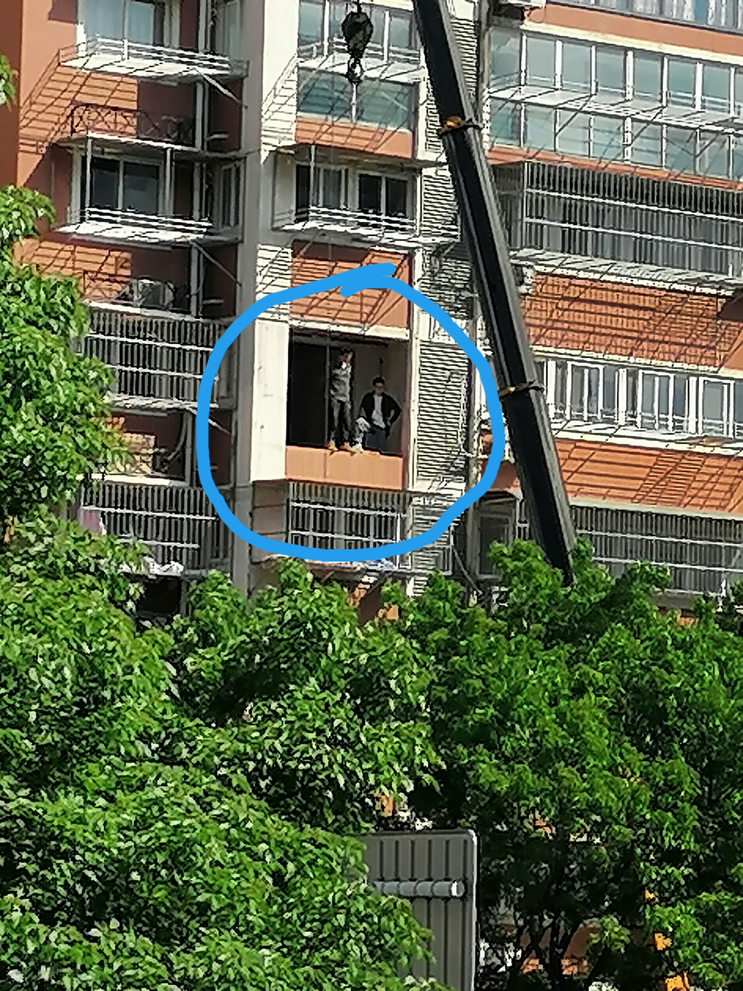 阳台墙砖空了一定会掉下来么吗(阳台墙砖空了一定会掉下来么吗图片)